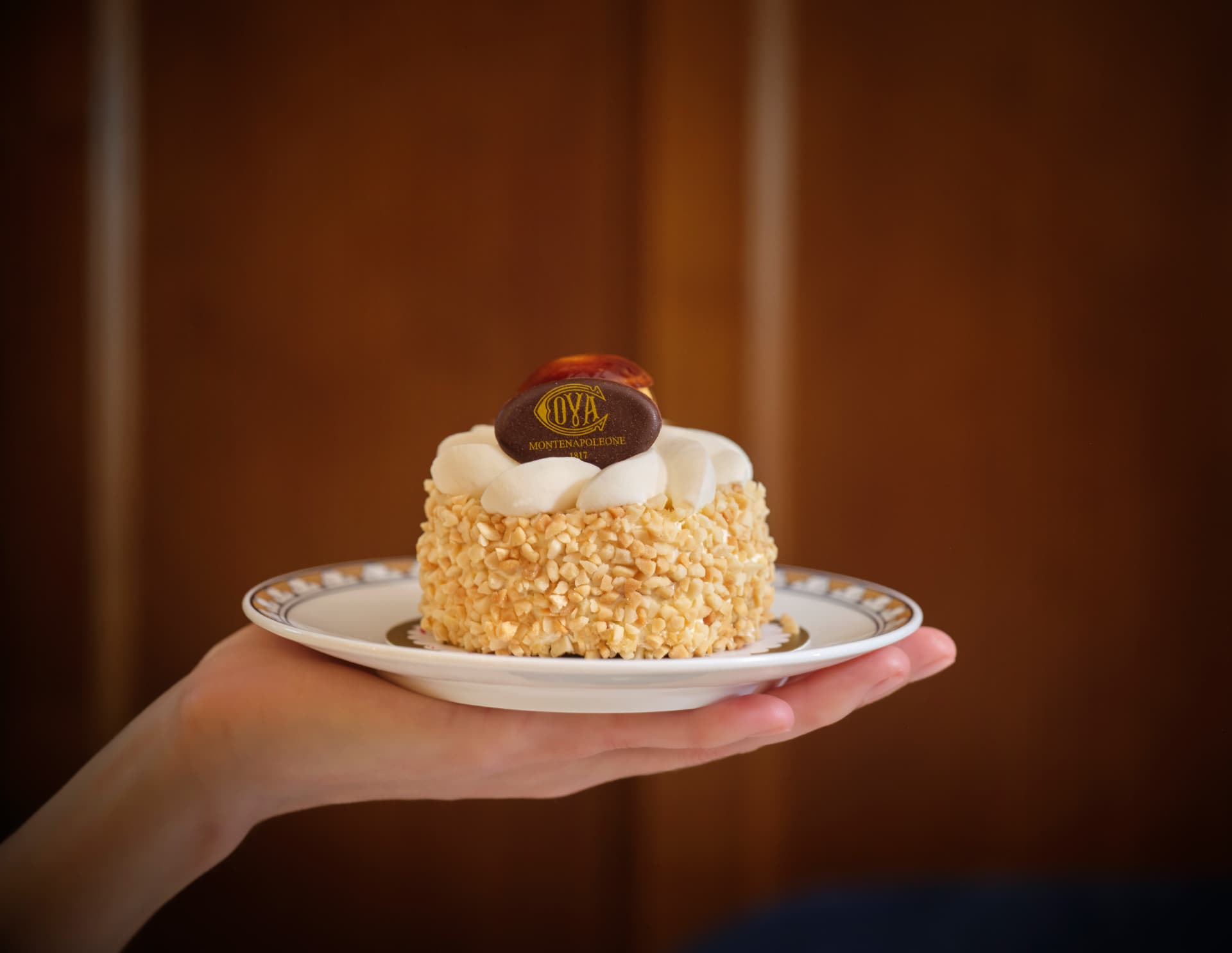 Hazelnut cream cake presented on a Cova plate